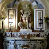 La statua di San Vito (le cui spoglie sono state custodite qui pi� di mille anni fa) raffigurato con una croce in mano e circondato da un cane e da un leone